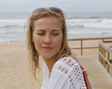 Plajda yaz tatili - tipik manzara