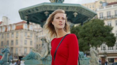 Genç ve çekici bir kadın Lizbon 'da bir çeşmede dinleniyor.