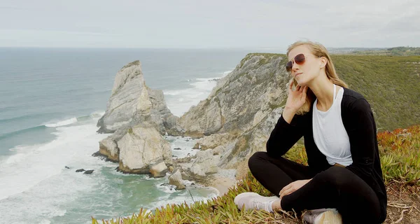 Sedí na pobřeží Cabo da Roca v Portugalsku — Stock fotografie