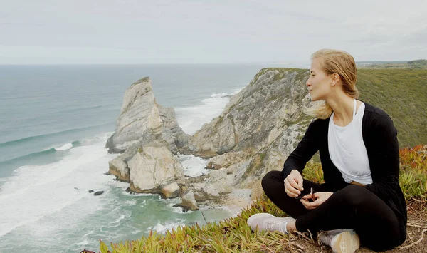 Mladá žena má výhled na oceán v Cabo da Roca v Portugalsku — Stock fotografie