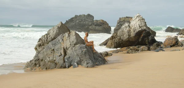 Menina Sexy Praia Adraga Costa Oceano Atlântico Portugal — Fotografia de Stock