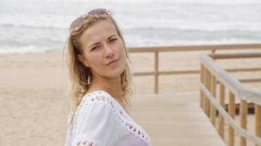 Kumsaldaki genç ve seksi kadın.