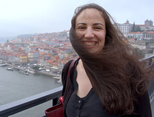 Jolie fille dans la ville de Porto au Portugal — Photo