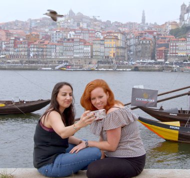 İki kız yaz tatilinde Porto 'da harika vakit geçiriyorlar.