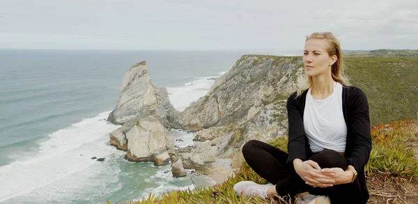 Jovem viajante no Cabo Da Roca em Portugal no Oceano Atlântico — Fotografia de Stock