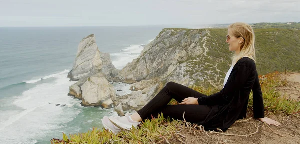 Sitzend an der küste von cabo da roca in portugal — Stockfoto