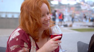 Porto şehrinde Sangria içmek