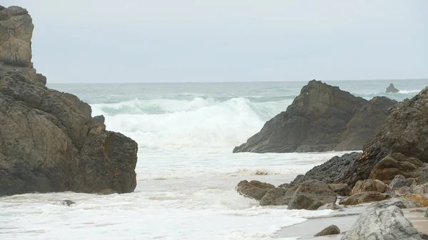 야생 대서양의해 안, 포르투갈의 아드라 가 해변 — 스톡 사진