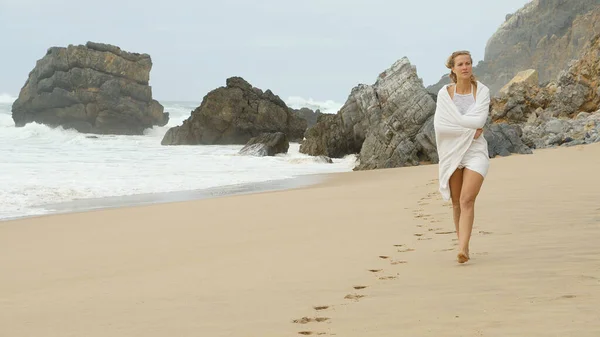 Schöne Mädchen Fuß Auf Adraga Strand Der Atlantikküste Portugal — Stockfoto