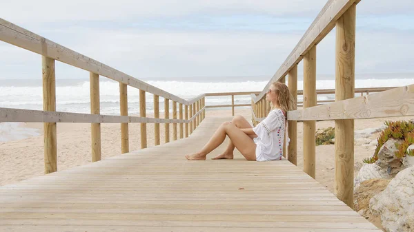 Mujer joven y sexy en la playa — Foto de Stock