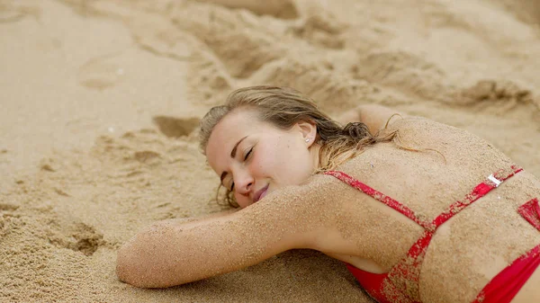 Sexy Vista Sulla Spiaggia Pelle Ricoperta Sabbia Fotografia Viaggio — Foto Stock