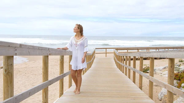 Mujer Vestido Blanco Relajante Muelle Madera — Foto de Stock