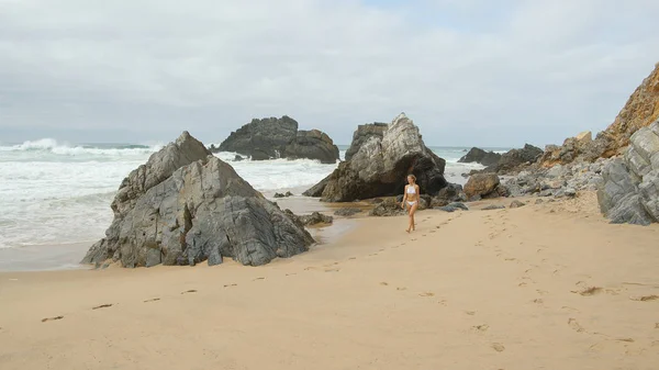 Vacker Flicka Promenader Adraga Beach Vid Atlantkusten Portugal — Stockfoto