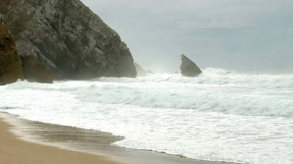 Wilde atlantische meerküste am adraga beach in portugal — Stockfoto