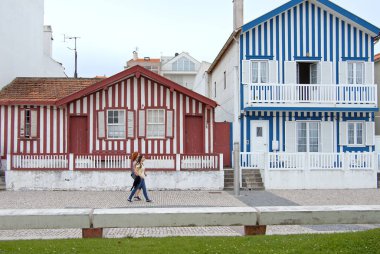 Costa Nova 'da tipik renkli çizgili binalar - Aveiro Şehri, Portekiz - 17 Ekim 2019