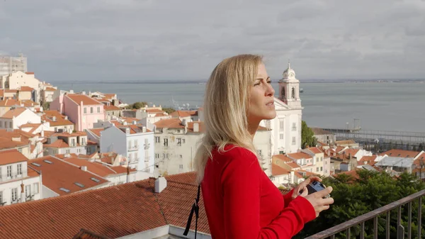 Jeune Femme Portas Sol Dans Ville Lisbonne Alfama Photographie Voyage — Photo