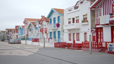 Portekiz 'deki Costa Nova' nın renkli evleri - Aveiro, Portekiz - 17 Ekim 2019