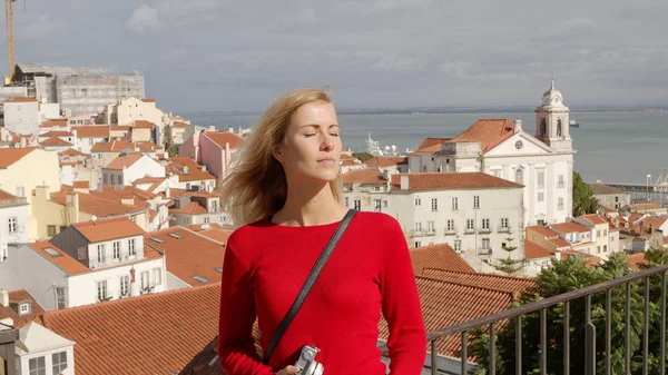 Hermosa Mujer Lisboa Alfama Día Soleado Fotografía Viaje — Foto de Stock