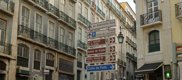 Typowy widok na ulicę w zabytkowym mieście Lizbony ze słynnym tramwajem - City Of Lisbon, Portugalia - 15 października 2019 — Zdjęcie stockowe