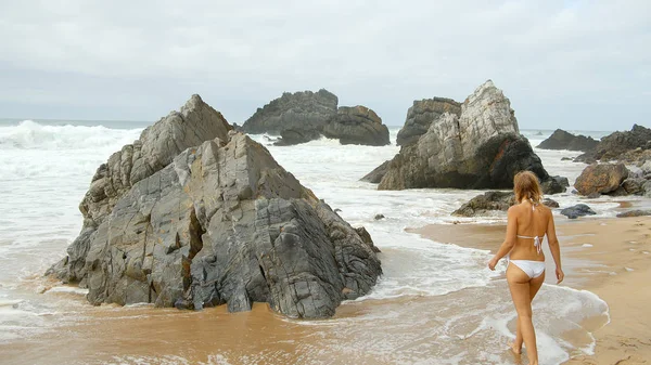 Menina Bonita Andando Praia Adraga Costa Oceano Atlântico Portugal — Fotografia de Stock