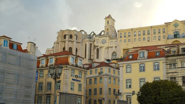 Edifícios típicos da cidade histórica de Lisboa - CIDADE DE LISBOA, PORTUGAL - OUTUBRO 15, 2019 — Fotografia de Stock