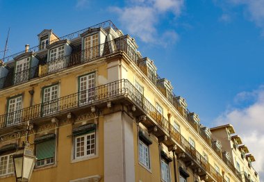 Lizbon şehrinde tipik malikane ve cepheler - Lizbon Şehri, Portekiz - 15 Ekim 2019