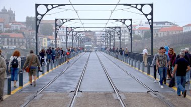 Porto 'daki Dom Luis Köprüsü Metro rayları - Porto, Portekiz - 16 Ekim 2019