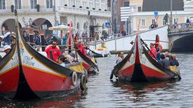 Gondol Aveiro 'nun kanallarından geçiyor - Aveiro Şehri, Portekiz - 17 Ekim 2019
