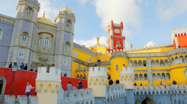 Sintra Pena Ulusal Sarayı 'nın renkli binaları