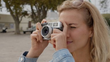 Lizbon 'da fotoğraf çeken genç bir kadın, seyahat fotoğrafçılığı.
