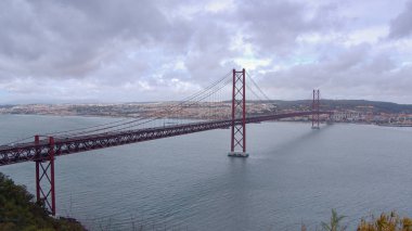 Tagus Nehri üzerindeki ünlü 25 Nisan Köprüsü. Lizbon seferi.