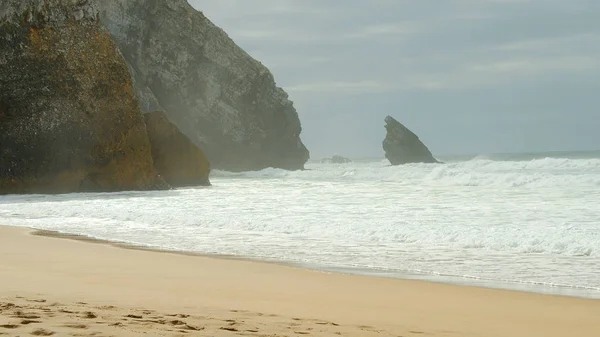 야생 대서양의해 안, 포르투갈의 아드라 가 해변 — 스톡 사진