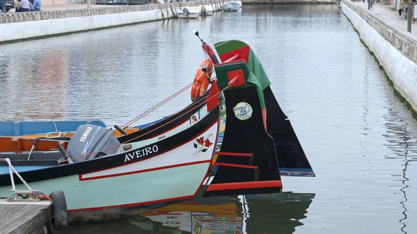 Coloridas góndolas en la ciudad de Aveiro son muy populares para los turistas - CIUDAD DE AVEIRO, PORTUGAL - 17 DE OCTUBRE DE 2019 —  Fotos de Stock