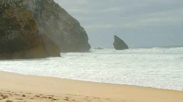 Wilde atlantische meerküste am adraga beach in portugal — Stockfoto