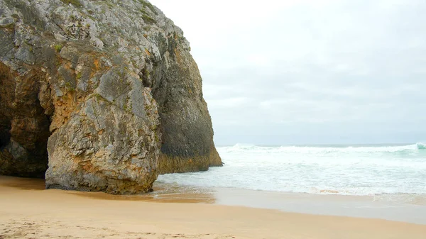 Costa atlantica selvaggia sulla spiaggia di Adraga in Portogallo — Foto Stock