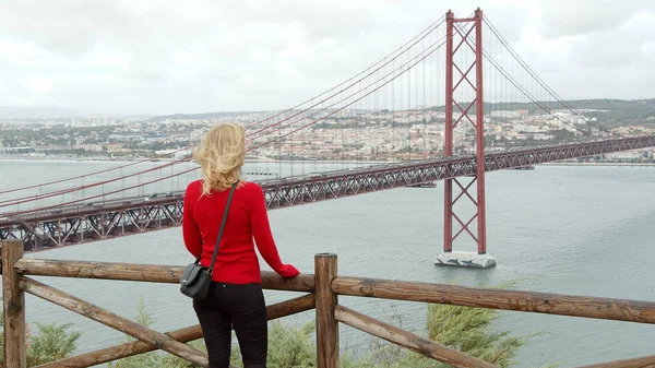 Attraktiv Kvinna Lissabon Njuter Utsikten Över Tagus River Fotografi — Stockfoto