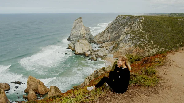 Junger reisender am cabo da roca in portugal am atlantik — Stockfoto
