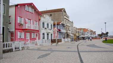 Portekiz 'deki Costa Nova' nın renkli evleri - Aveiro, Portekiz - 17 Ekim 2019