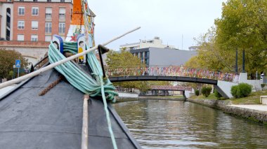 Aveiro şehrinde çok popülerdir - gondol kanallardan geçer - 17 Ekim 2019 - Aveiro, Portekiz