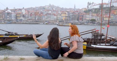 Portekiz 'de Porto şehrini keşfeden iki kız.