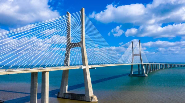 Híres Vasco Gama Híd Tejo Folyó Felett Lisszabonban Felülről Drónlövés — Stock Fotó