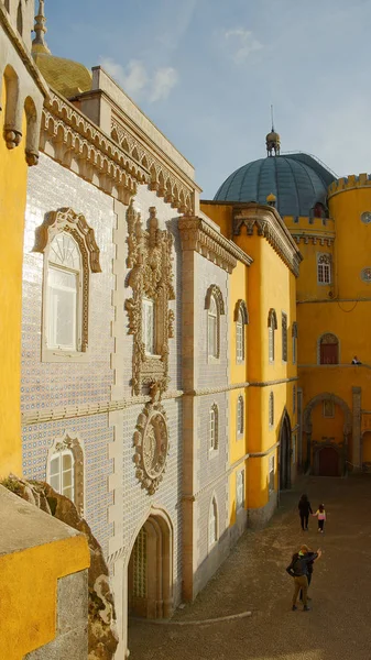 Удивительный дворец Пены в Португалии — стоковое фото