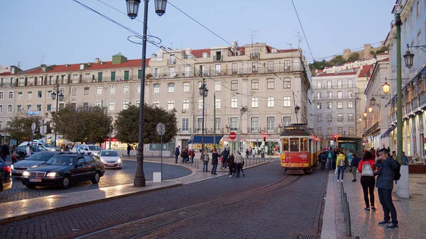 Vue typique sur la rue dans la ville historique de Lisbonne avec le célèbre tramway - VILLE DE LISBONNE, PORTUGAL - 15 OCTOBRE 2019 — Photo