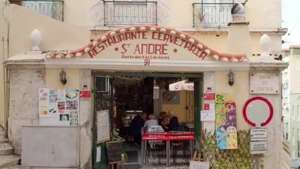 Restaurante no bairro histórico de Lisboa - CIDADE DE LISBOA, PORTUGAL - OUTUBRO 15, 2019 — Vídeo de Stock
