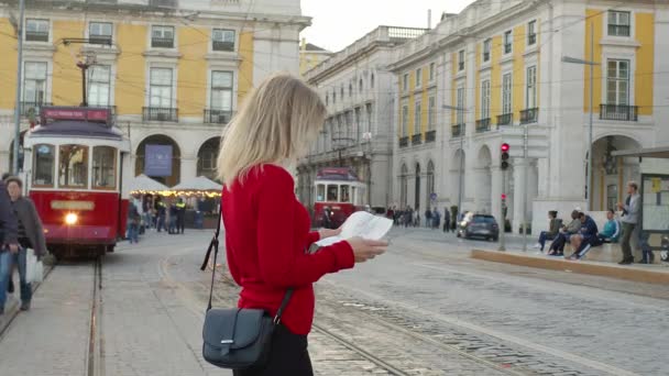 Ελκυστική Γυναίκα Ψάχνει Για Δρόμο Στην Ιστορική Πόλη Της Λισαβόνας — Αρχείο Βίντεο