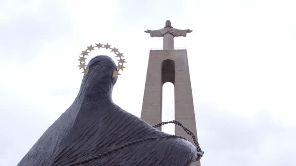 Famosa estatua de Cristo en Lisboa Almada llamada Cristo Rei - CIUDAD DE LISBOA, PORTUGAL - 15 DE OCTUBRE DE 2019 — Vídeo de stock
