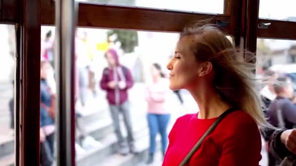 Mulher Bonita Lisboa Alfama Num Dia Ensolarado Lisboa Portugal Outubro — Vídeo de Stock