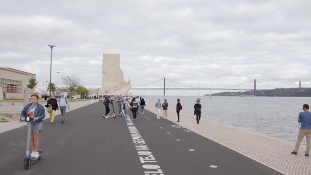 Filmati Rallentatore Persone Che Camminano Strade Lisbona — Video Stock