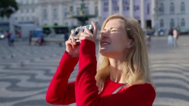 Lizbon 'un tarihi bölgesinde fotoğraf çeken çekici bir kız - Lizbon, Portekiz - 15 Ekim 2019