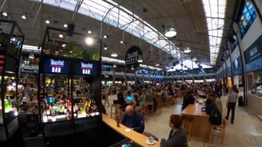 Lizbon 'daki mola yeri Mercado do do Ribeira - Lizbon, Portekiz - 5 Kasım 2019 